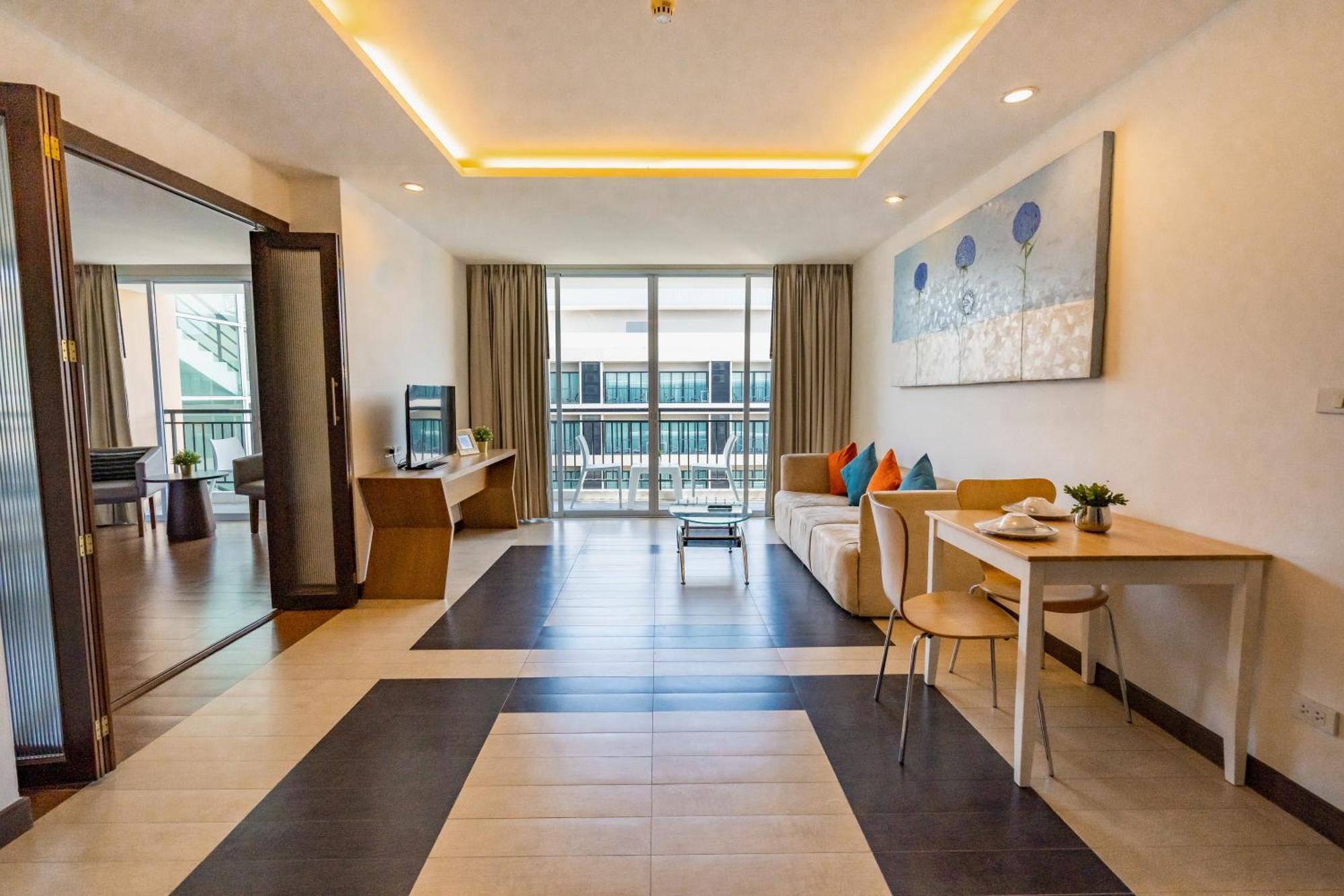 Hotel J Pattaya Bagian luar foto